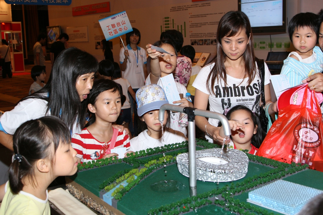 工作人員向小朋友講解奧運場地的雨水回收系統