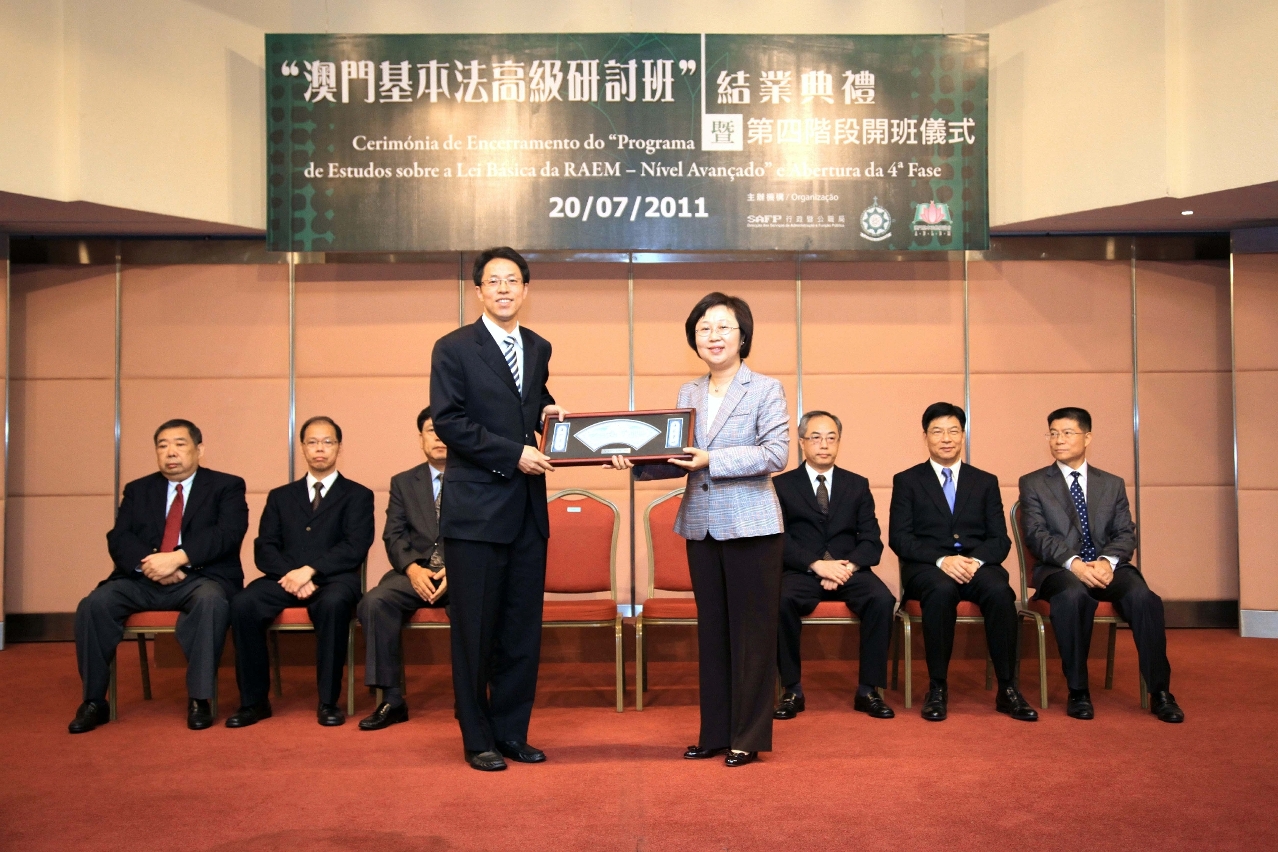 Sec. Florinda Chan entregra lembrança ao Subdirector Zhang Xiaoming
