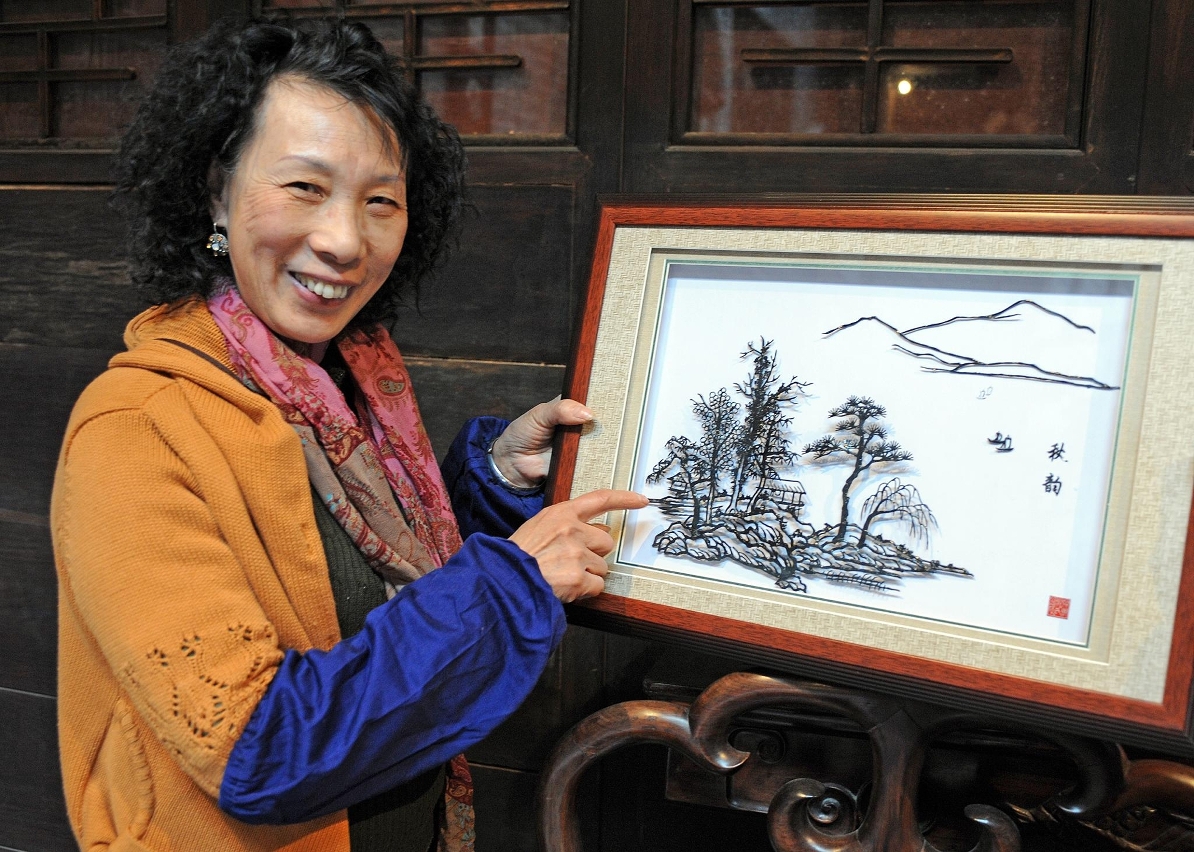 儲金霞介紹其作品《秋韻》