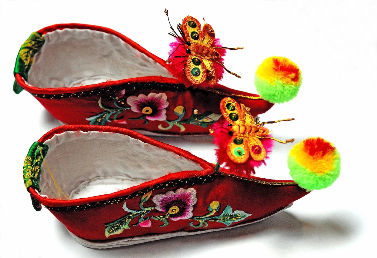 劉蘭英巧手之作《三寸金蓮──蜜蜂戲牡丹》