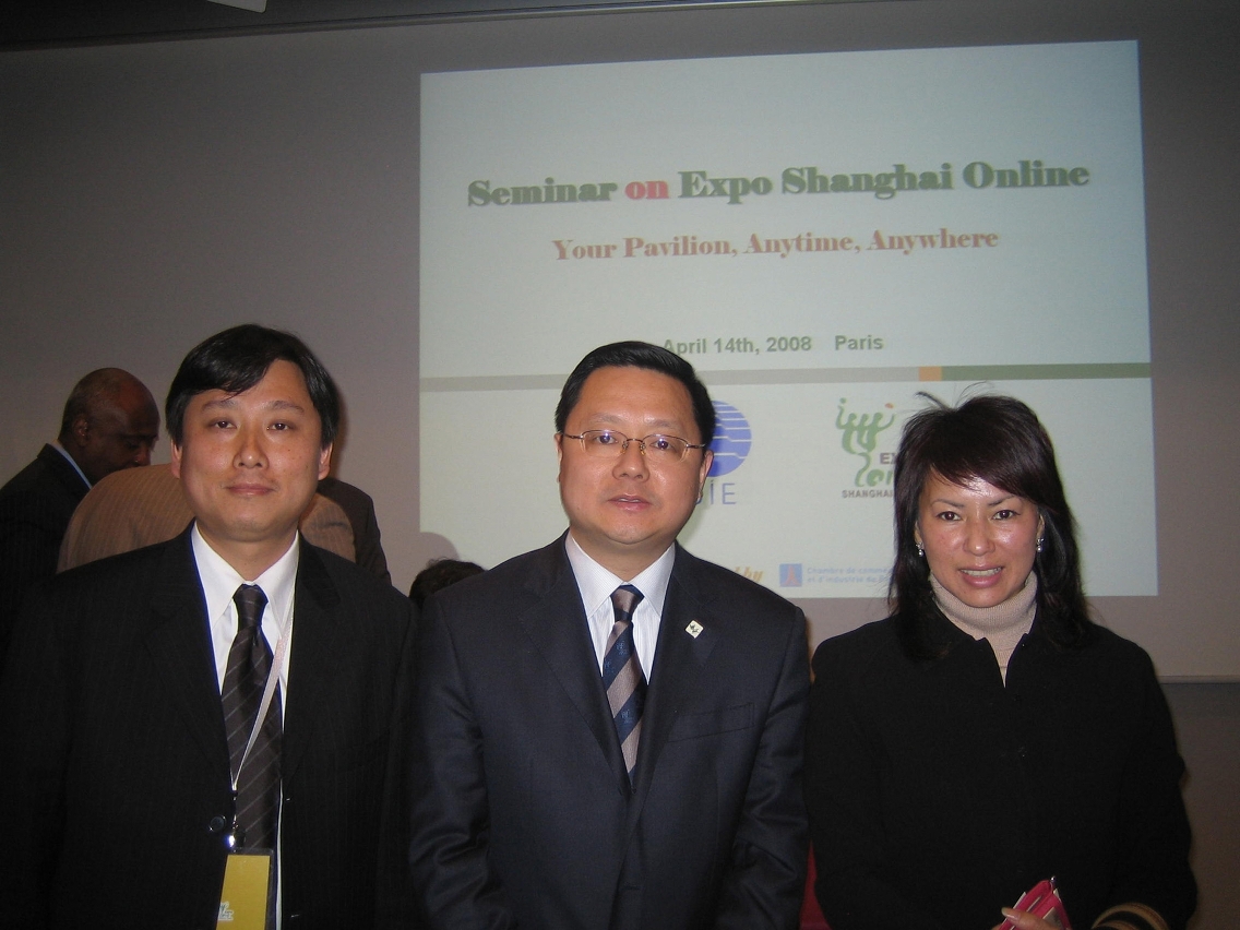 正在巴黎出席網上世博會專題研討會的上海世界博覽會澳門籌備辦公室主任楊寶儀(右)及經濟局產業發展廳麥偉棟廳長(左)與上海世博會事務協調局副局長朱詠雷合照