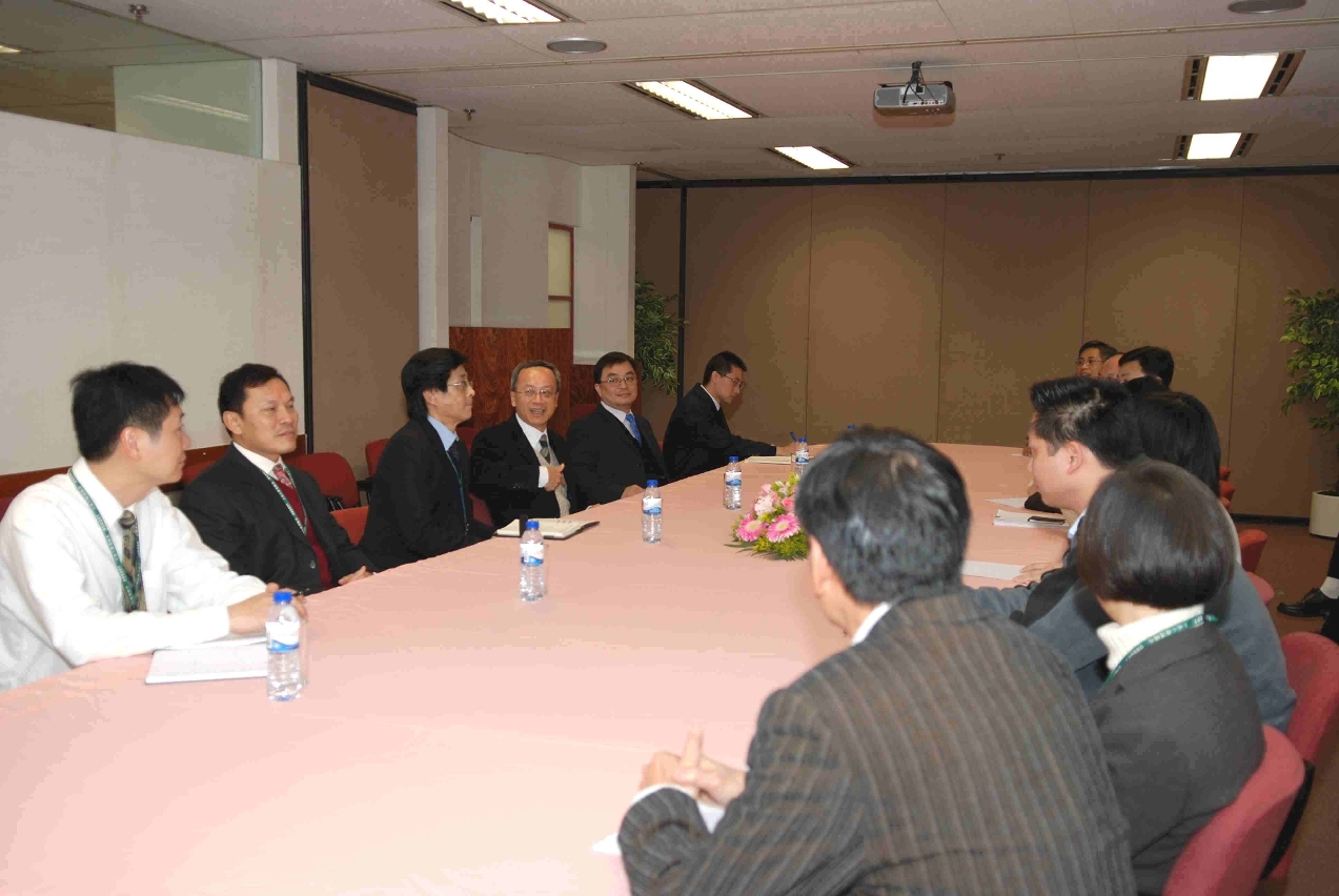 運輸工務司司長劉仕堯與土地工務運輸局官員座談，加強溝通。
