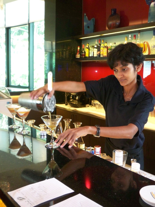 亞太茶藝師比賽冠軍即席示範調製她的獲獎茶飲品