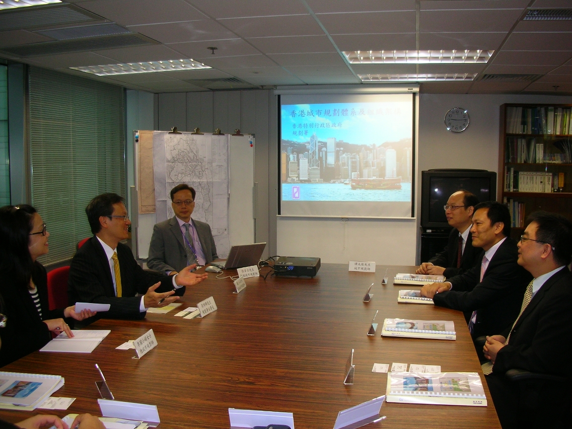 運輸工務司司長辦公室主任黃振東等與香港規劃署副署長梁焯輝（左二）等進行交流會議