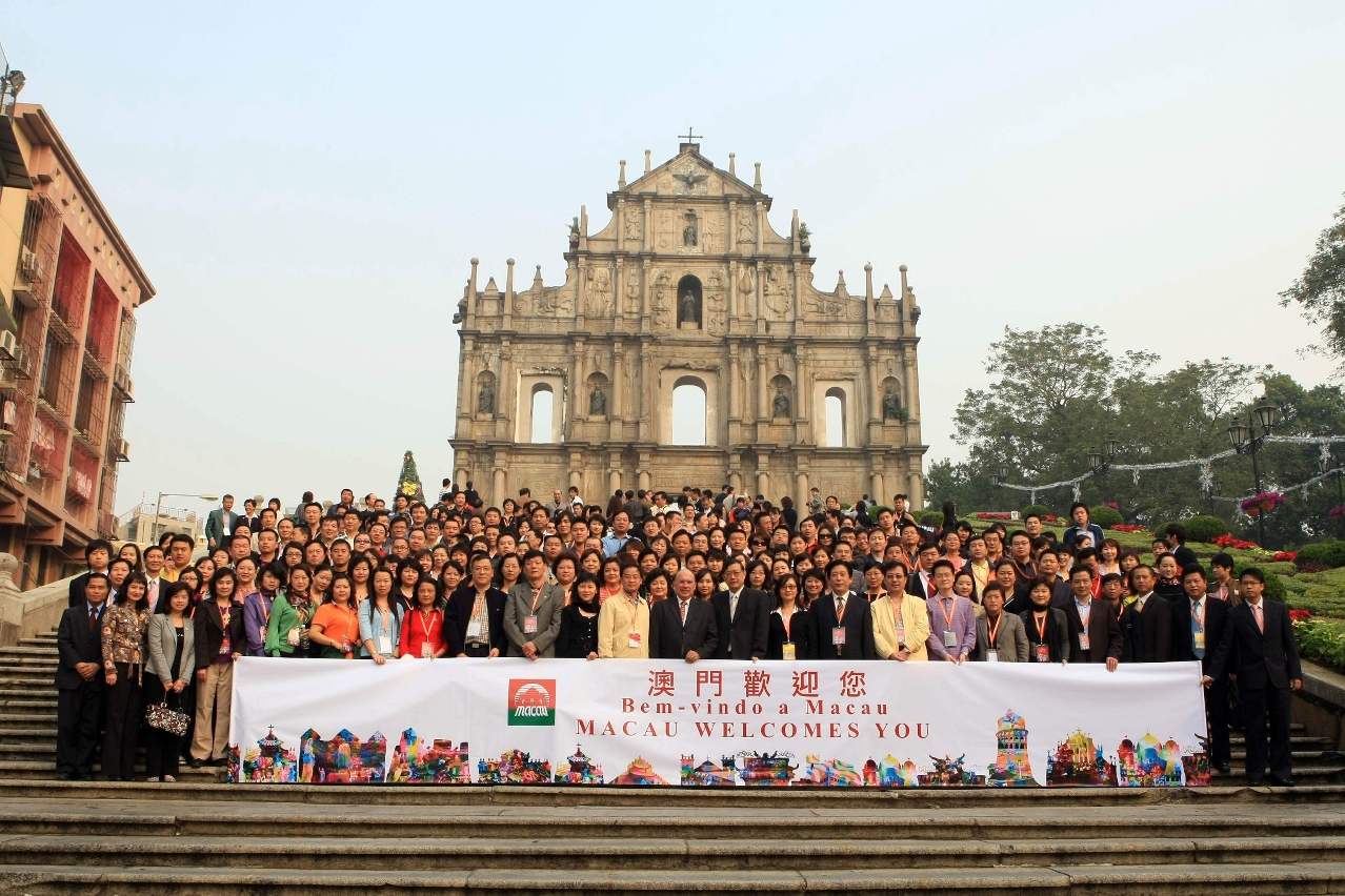 《感受澳門》之旅考察團成員於世界遺產景點大三巴牌坊前留影
