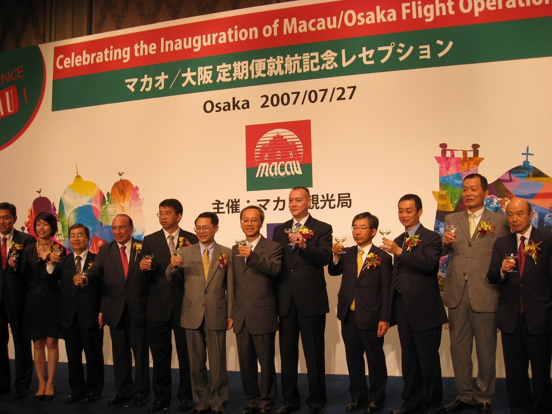 劉仕堯司長等舉杯慶祝澳門大阪直航開通