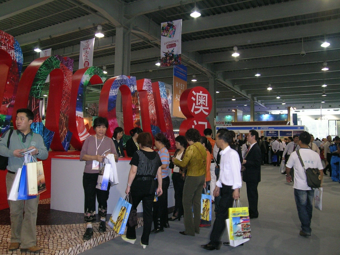 參展商在旅遊局展位索取資訊