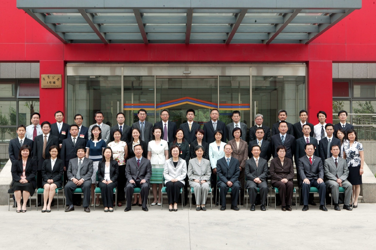 行政法務司司長陳麗敏與“澳門特區高級公務員公共決策研修班”學員合照