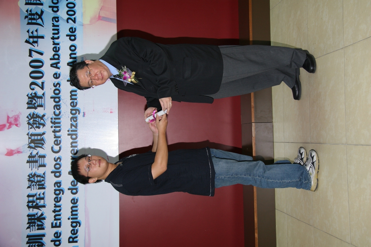 孫家雄局長頒發成績優異奬予學員