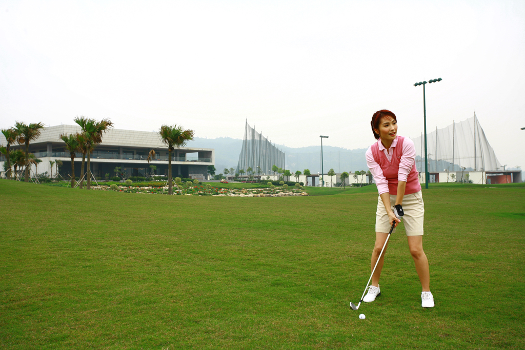 袁彩雲哥爾夫球場上一顯身手