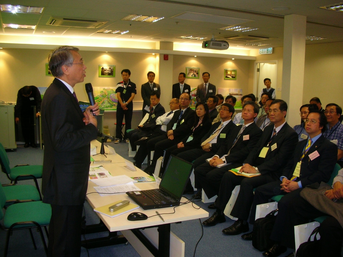 觀塘分區諮詢委員會主席龍炳頤教授向委員介紹香港的重建經驗