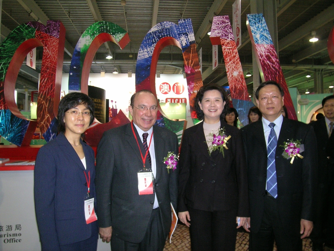 安棟樑等與廣州副市長王曉玲(右二)及廣州市旅遊局長朱力(右一)在旅展合照