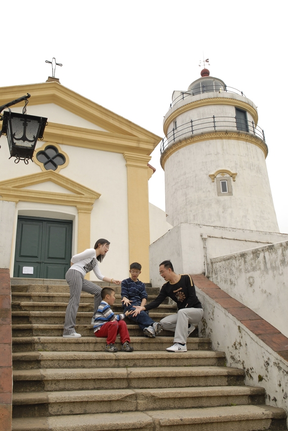 四口子在燈塔留影