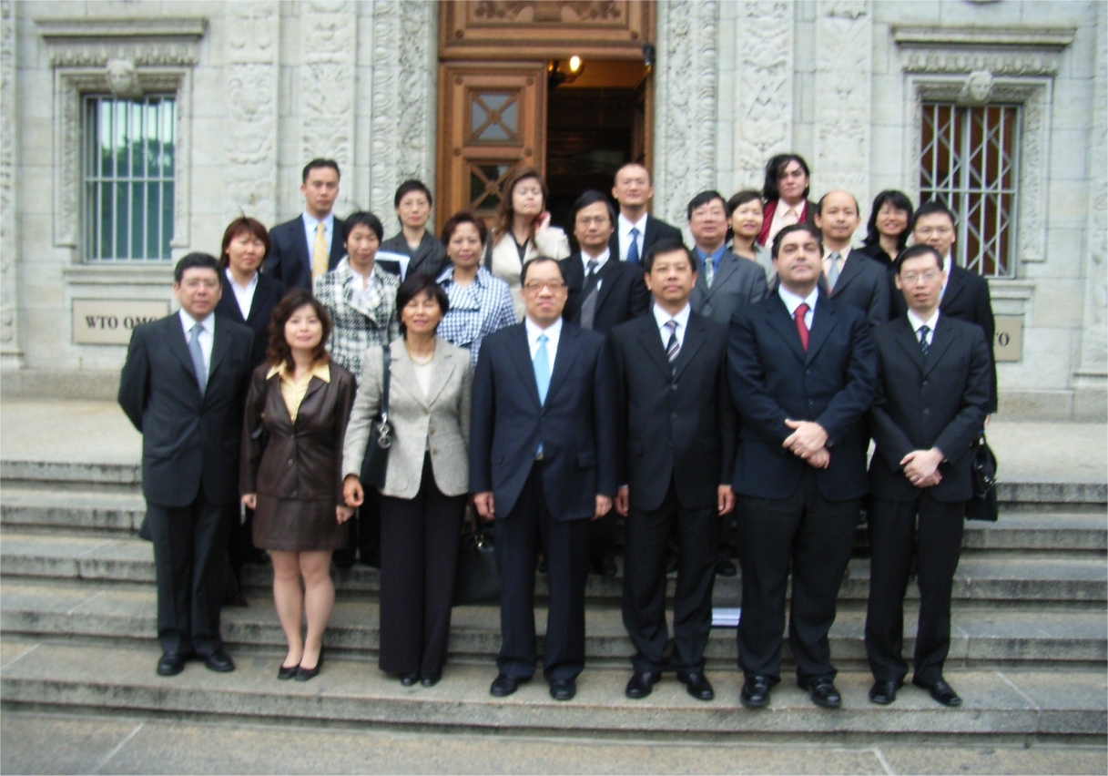 經濟財政司譚伯源司長率領特區政府代表團出席澳門第三次貿易政策審議會議，代表團攝於世貿總部