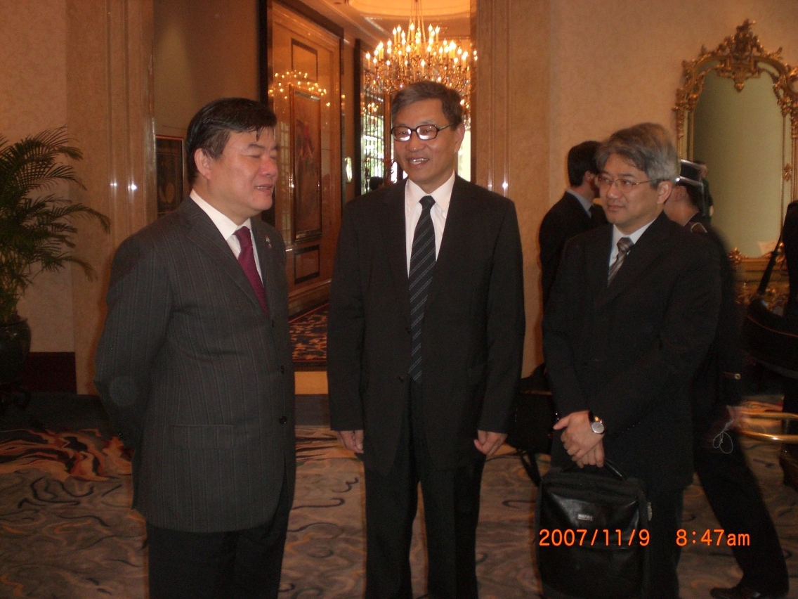 瞿國英局長、李展潤和與會的陳竺部長親切交談