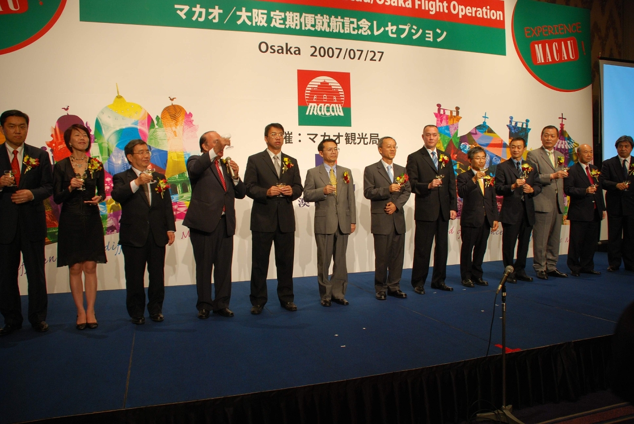 運輸工務司司長劉仕堯及各嘉賓為新開通的澳門大阪直航的成功舉杯祝賀