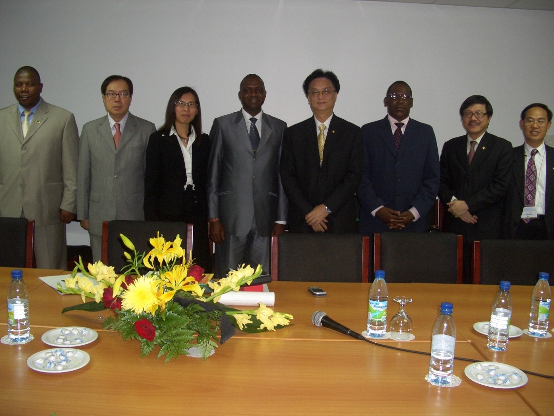 澳門企業家代表團與莫桑比克出口促進局Joao Jose Mararigue 主席(左四)會面，左三為澳門貿促局陳敬紅執行委員。