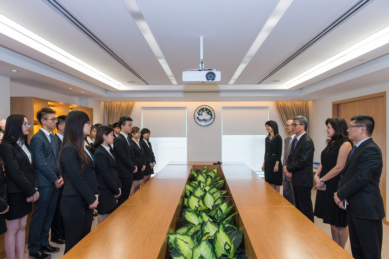 O Chefe de Gabinete, Ip Peng Kin, encontra-se com a Delegação de estudantes de excelência do ensino superior de Macau para intercâmbio e visita à UE e a UNESCO.
