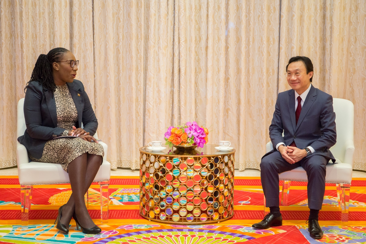 Encontro do Doutor Alexis Tam coma Vice-ministra do Turismo e Indústria de Hospitalidade do Zimbabué, Anastancia Ndhlovu