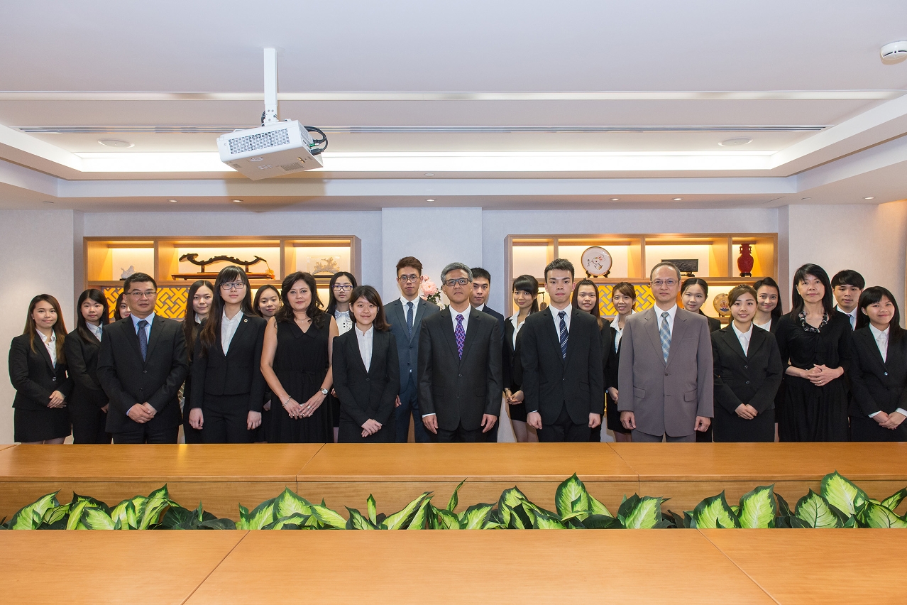 Fotografia de grupo do Chefe de Gabinete, Ip Peng Kin, e da Delegação de estudantes de excelência do ensino superior de Macau para intercâmbio e visita à UE e à UNESCO.