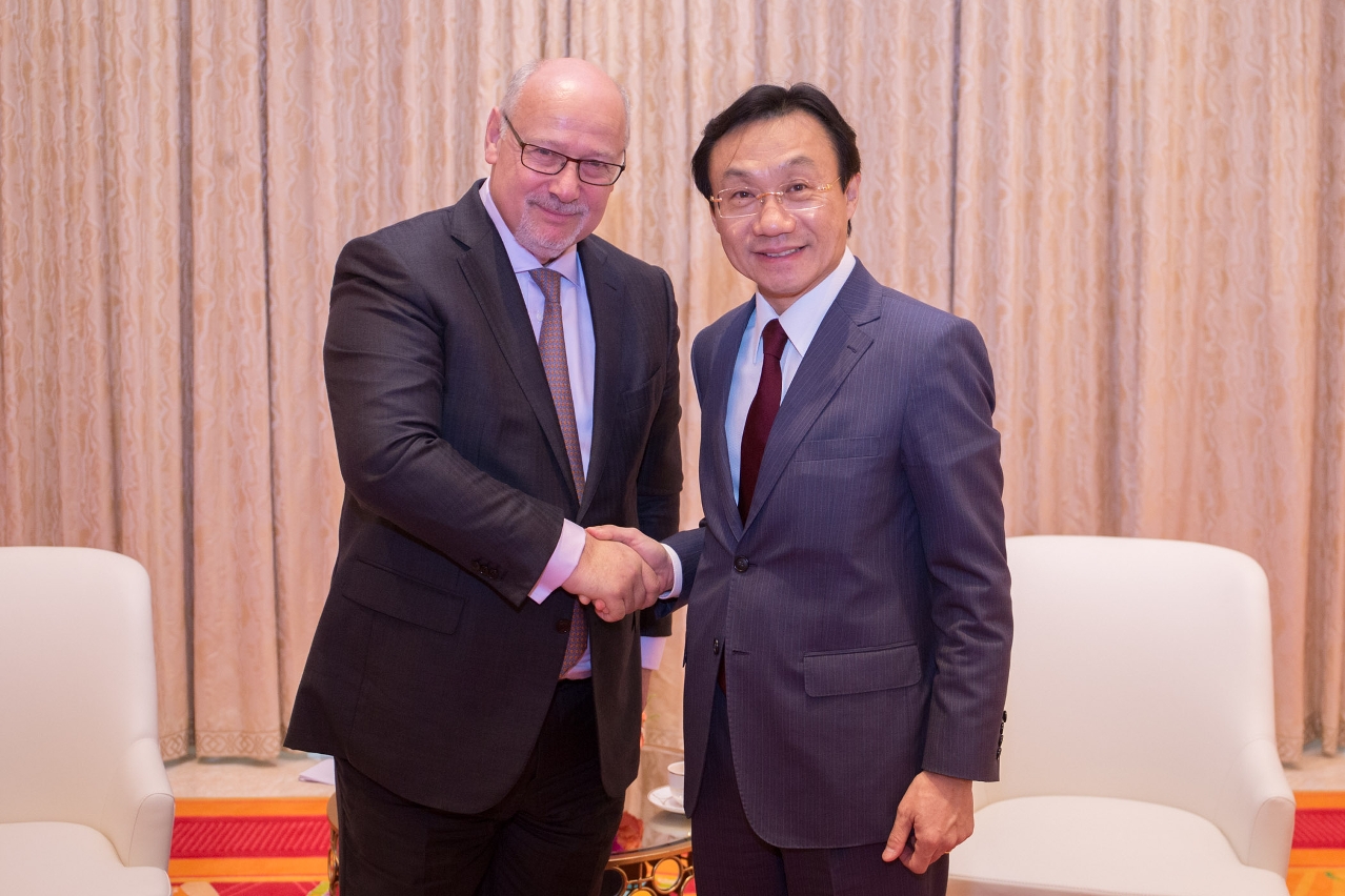 Encontro do Doutor Alexis Tam como Comissário para os Assuntos do Turismo da Hungria, Qusztáv Bienerth