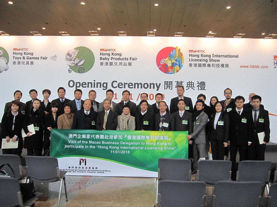 Delegação empresarial de Macau no palco da cerimónia de inauguração da  “Hong Kong International Licensing Show”