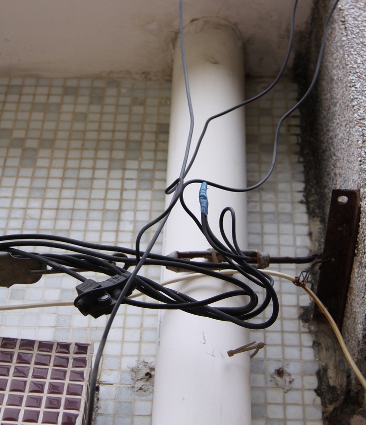 Houve quem tivesse procedido a ligacao ilegal aos cabos electricos suspensos no sentido de furtar electricidade