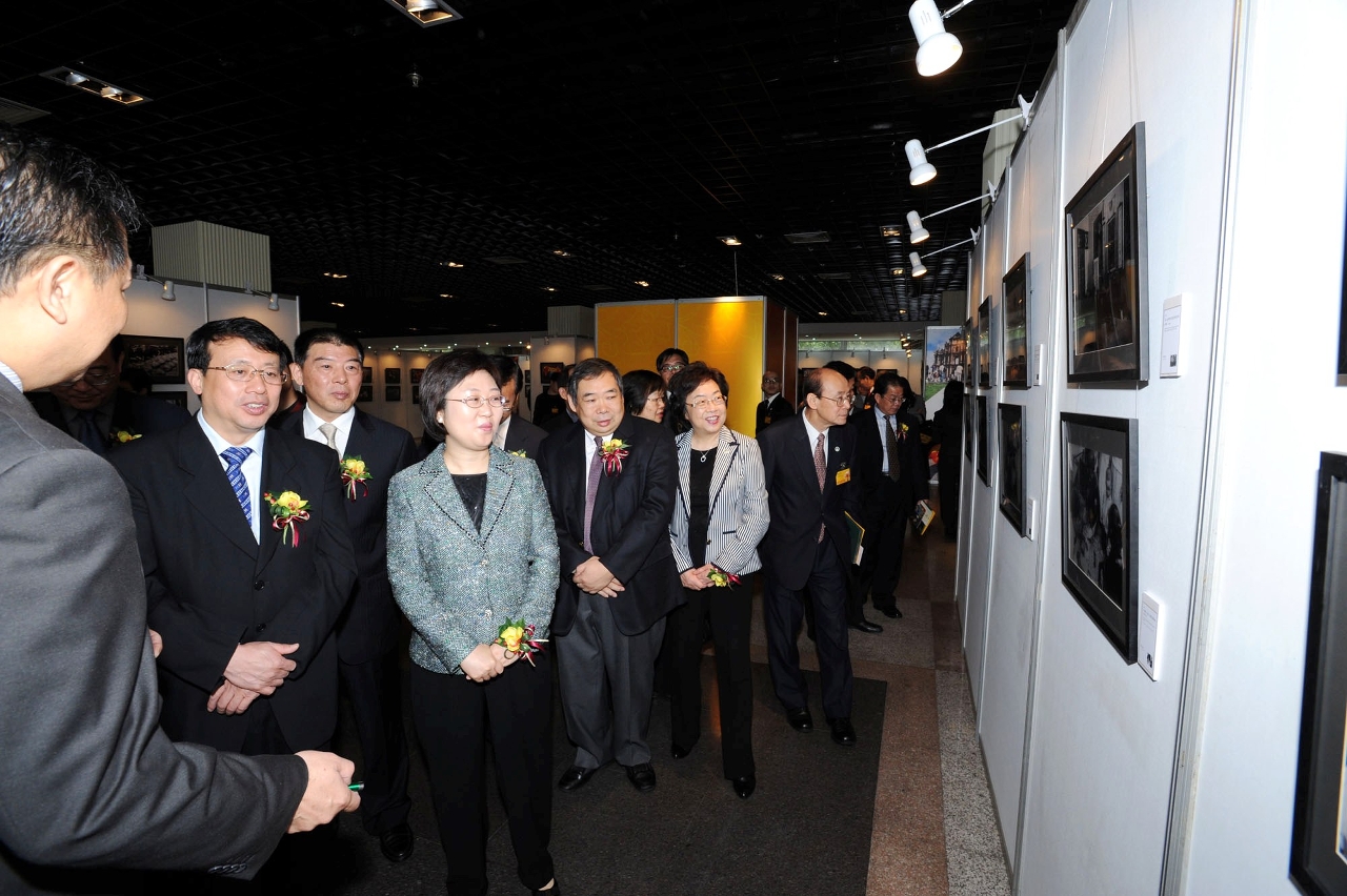 Visita a Exposição sobre a Lei Basica em Zhejiang
