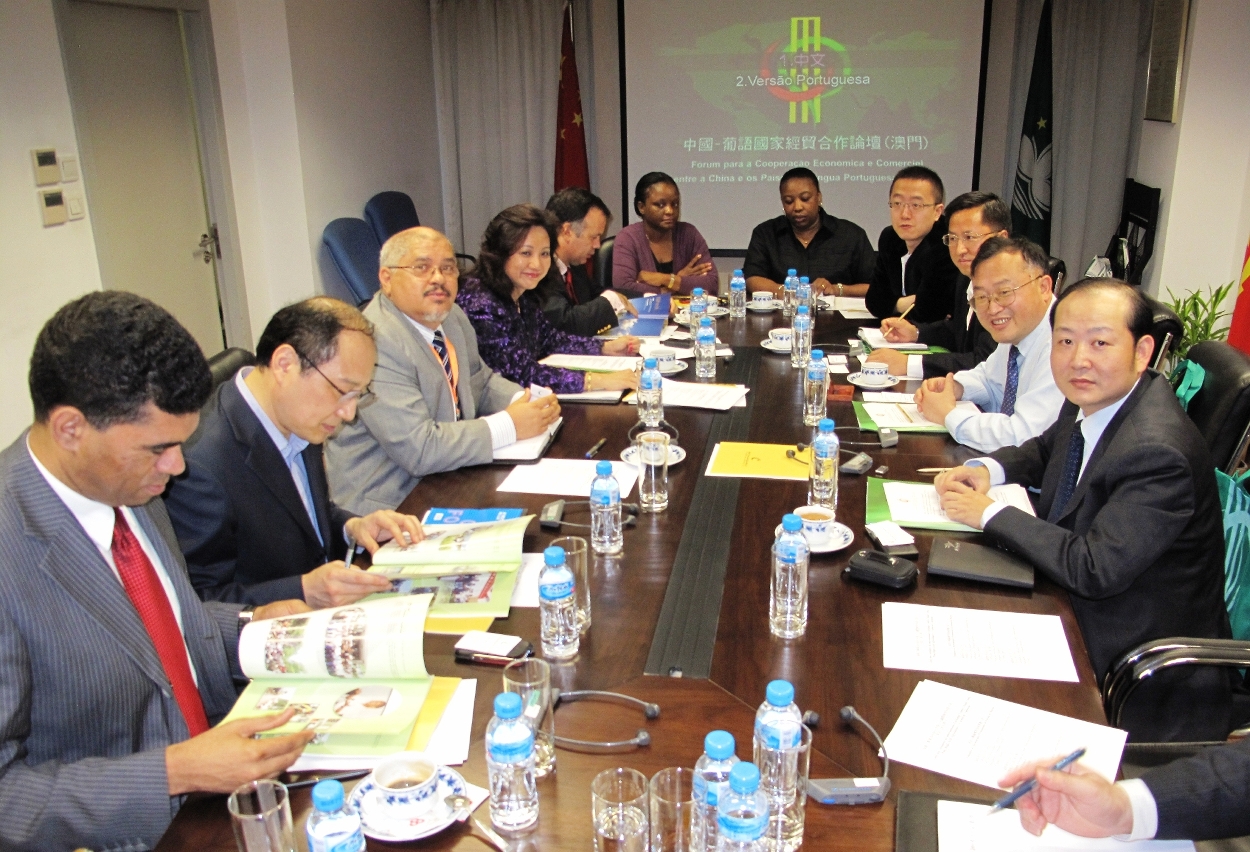 A Sociedade de Alta Tecnologia Agrícola de Yong Longping, Lda. efectuou uma visita ao Secretariado Permanente do Fórum de Macau