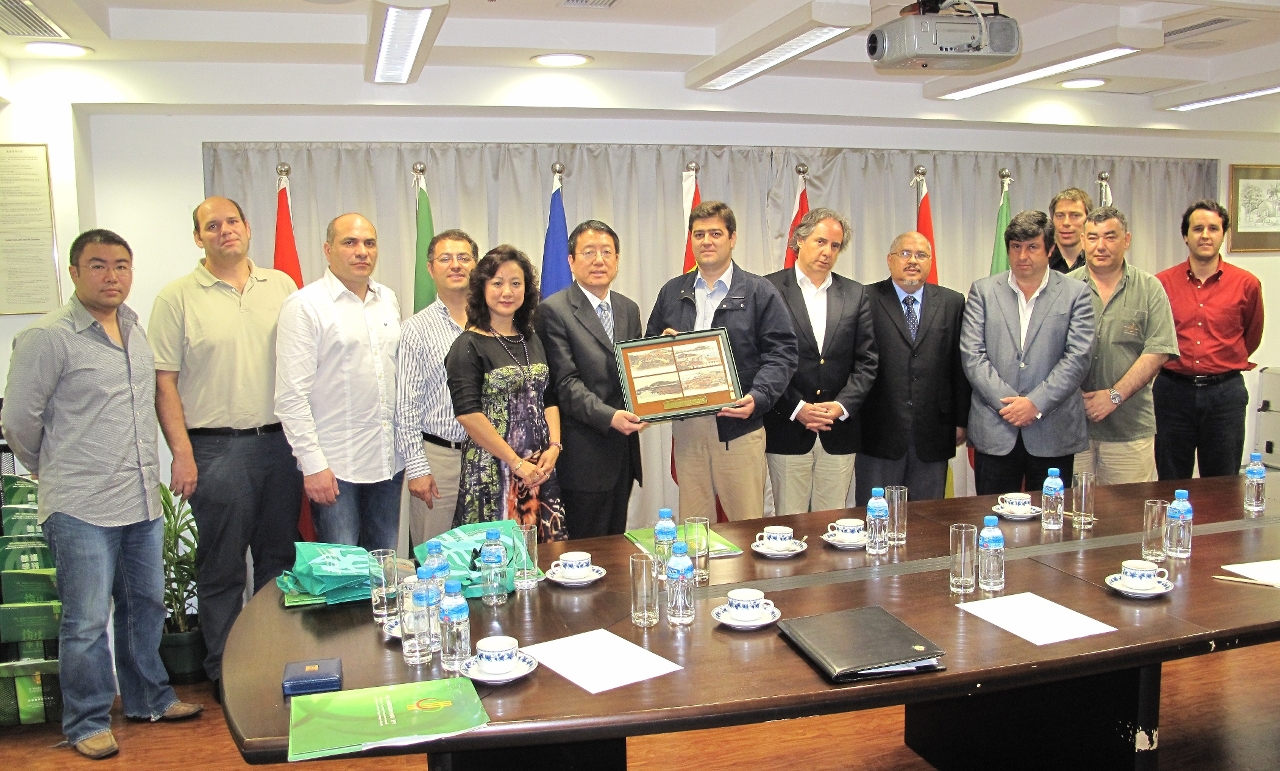 A Associação de Jovens Empresários de Macau promoveu um encontro entre a Associação Nacional de Jovens Empresários de Portugal e o Secretariado Permanente do Fórum de Macau