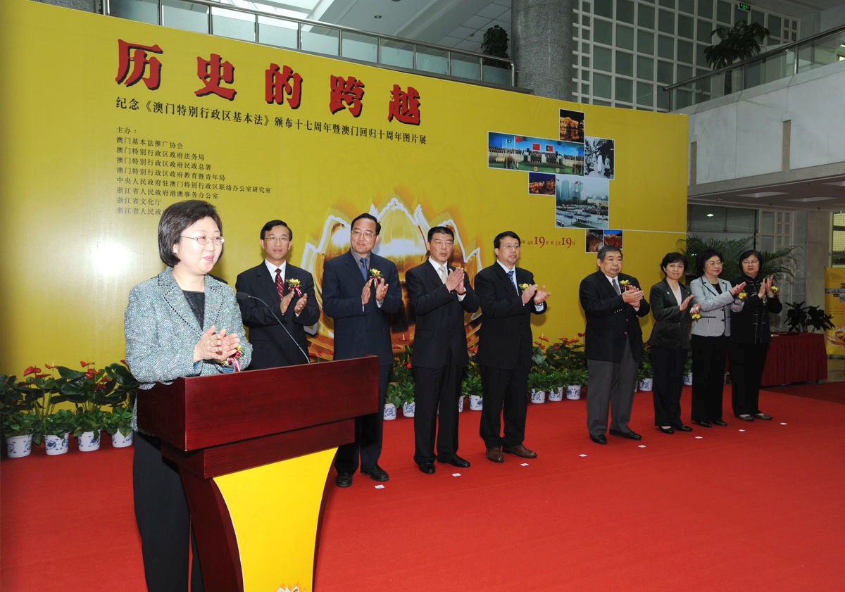 Secretaria Florinda Chan discursa na abertura da exposição