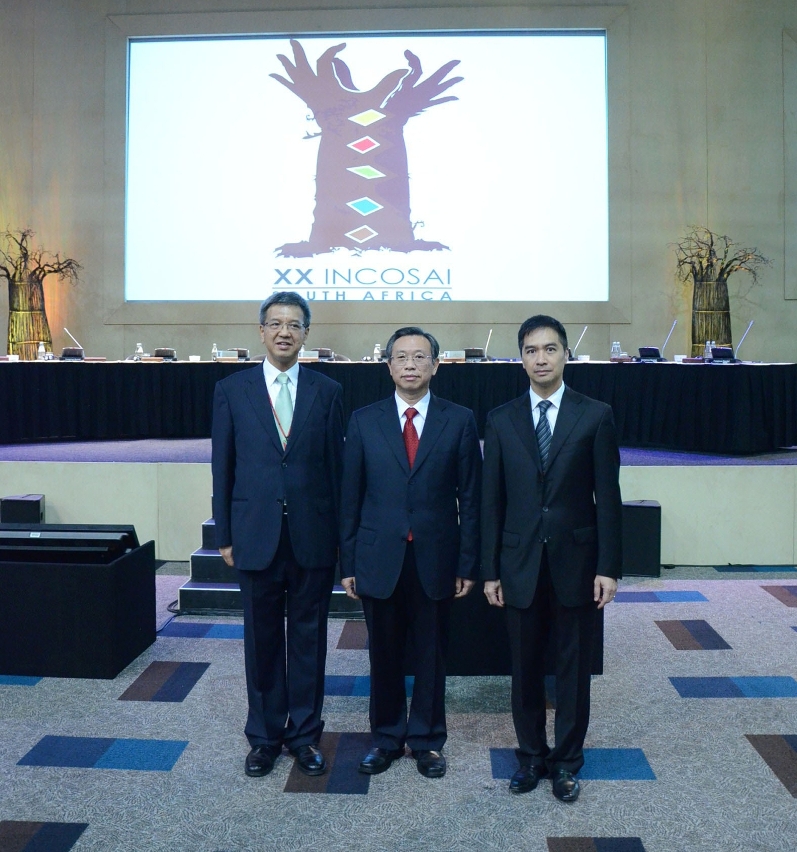 Ho Veng On (à direita), o Auditor Geral da China Liu Jiayi (ao centro) e o Director de Auditoria de Hong Kong Tang Kwok-bun (à esquerda) no auditório onde se realizou o XX INCOSAI