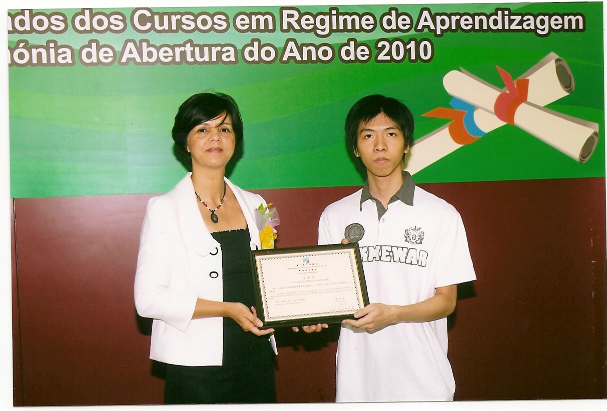 A Directora Substituta, Dra. Noémia Lameiras, entrega o certificado ao formando Leong Ka Wai, o melhor classificado e o mais assíduo da 12ª Edição do Curso de Electrónica e Telecomunicações