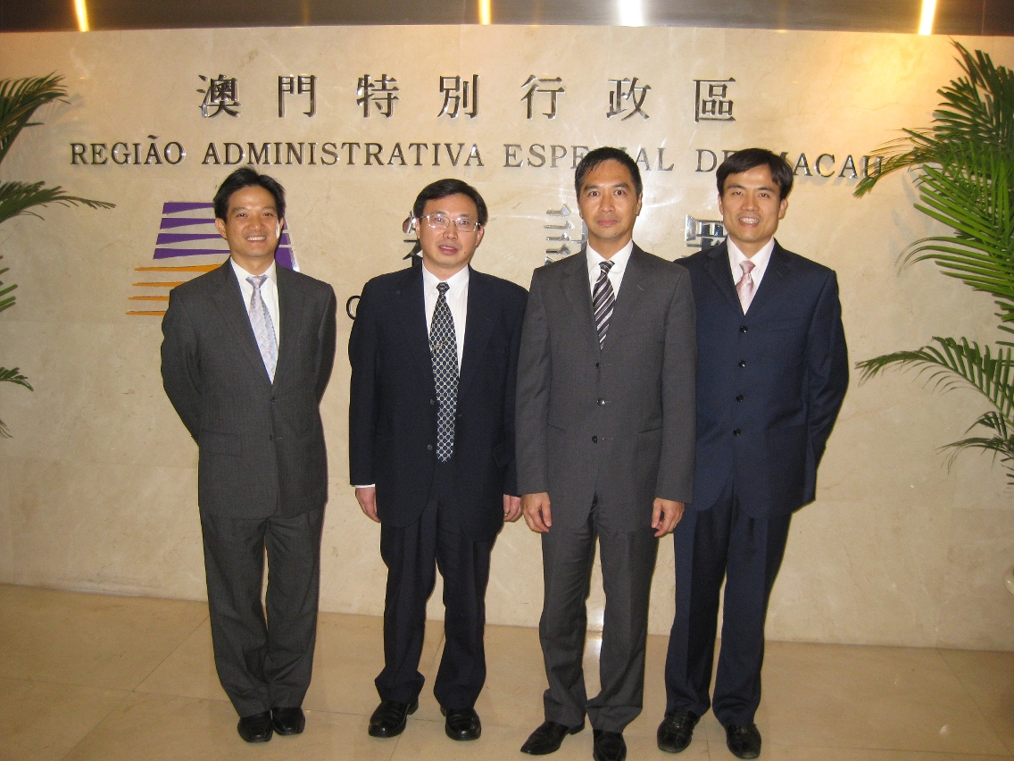 Ho Veng On (segundo à direita) e Liu Shaotong (segundo à esquerda) nas instalações do CA