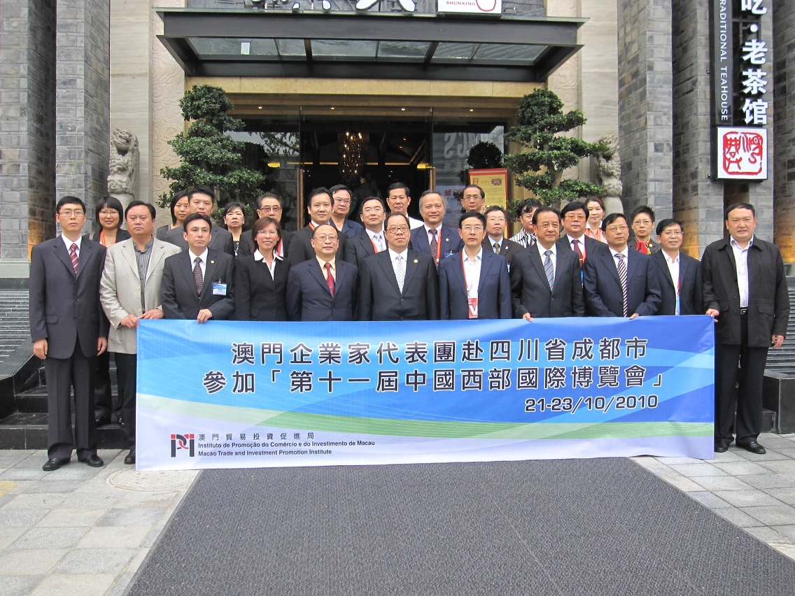 Grupo fotográfico - Secretário para a Economia e Finanças de Macau, Dr. Francis Tam Pak Un, com os dirigentes do Governo Popular do Município de Yaan e empresários de Macau.