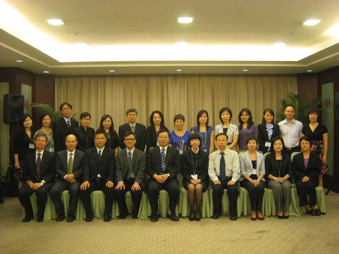 Fotografia conjunta com os representantes do Gabinete da China National Working on Ageing