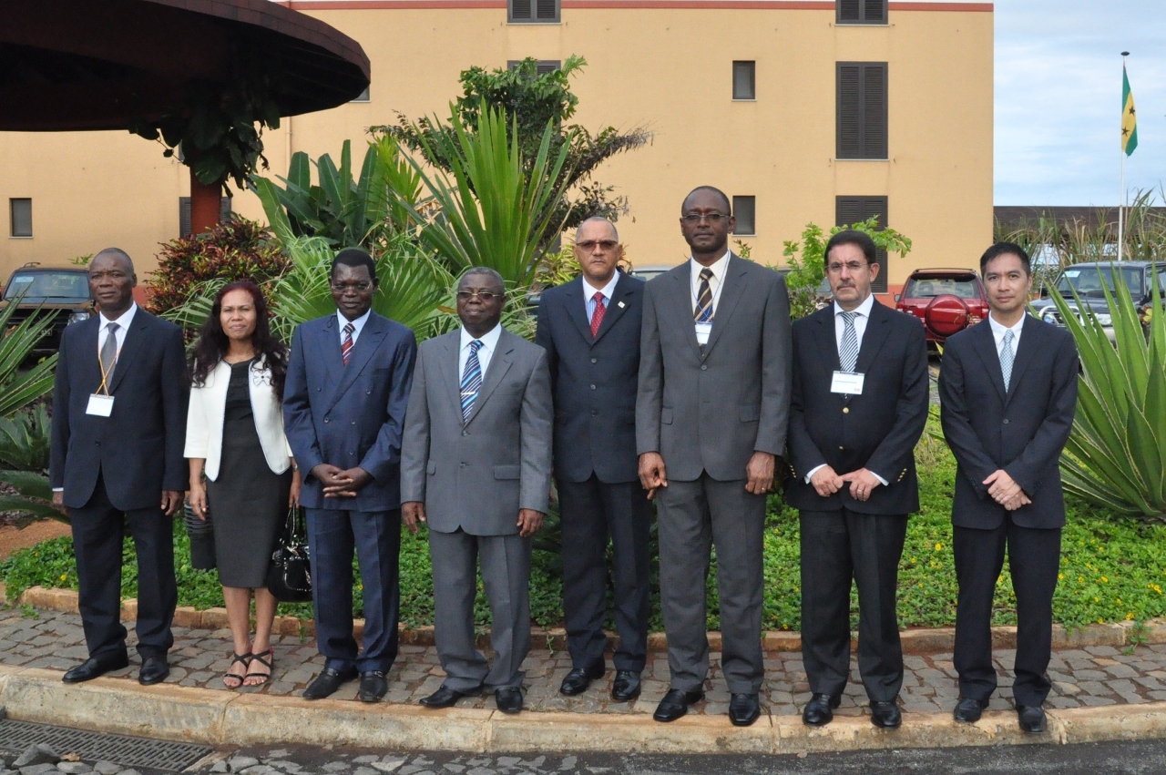 Presidente da Assembleia Geral, Francisco Fortunato Pires, Presidente do Tribunal de Contas de São Tomé e Príncipe (quarto à esquerda), o Comissário da Auditoria de Macau, Ho Veng On (primeiro à direita) e representantes de demais delegações participantes