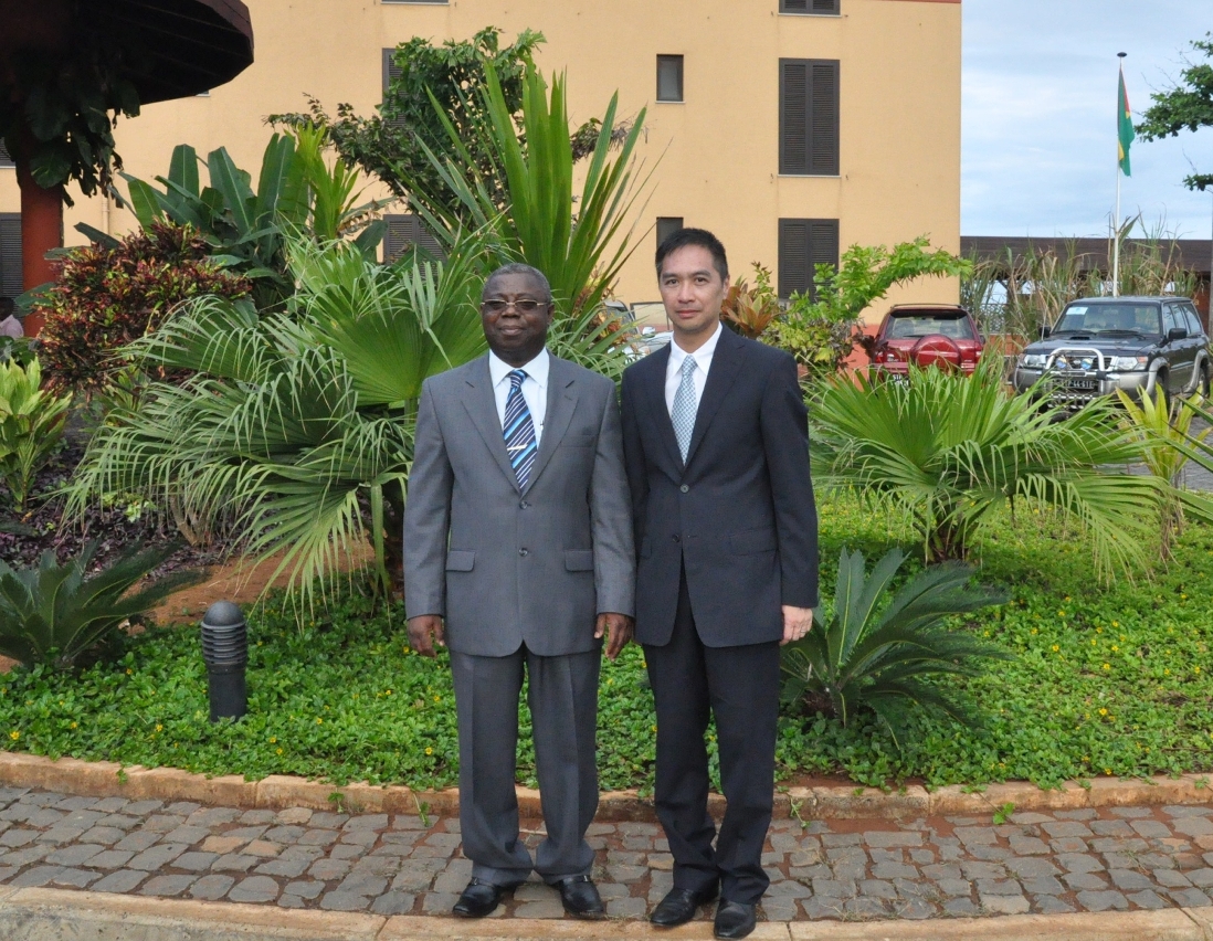 Presidente do Tribunal de Contas do São Tomé e Príncipe, Francisco Fortunato Pires, (à esquerda) e o Comissário da Auditoria de Macau, Ho Veng On (à direita)