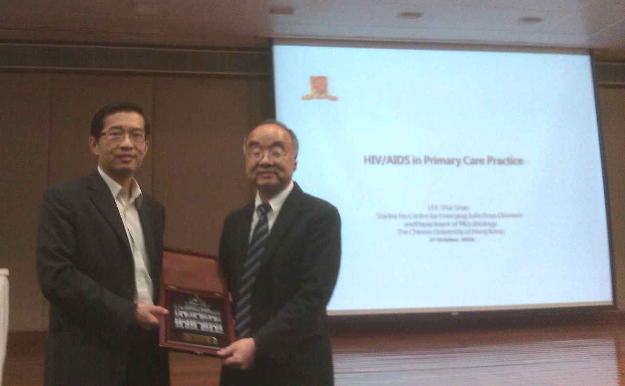 Entrega de uma lembrança ao Dr. Lei Shui San pelo Subdirector, Dr. Cheang Seng Ip, na Palestra sobre Prevenção de SIDA na área de Cuidados de Saúde Primários.