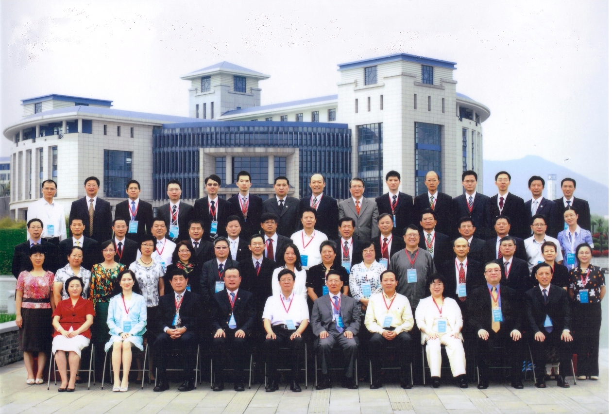 Fotografia conjunta dos participantes do seminário com o Vice-Auditor Geral do Gabinete de Auditoria Nacional da China Shi Aizhong