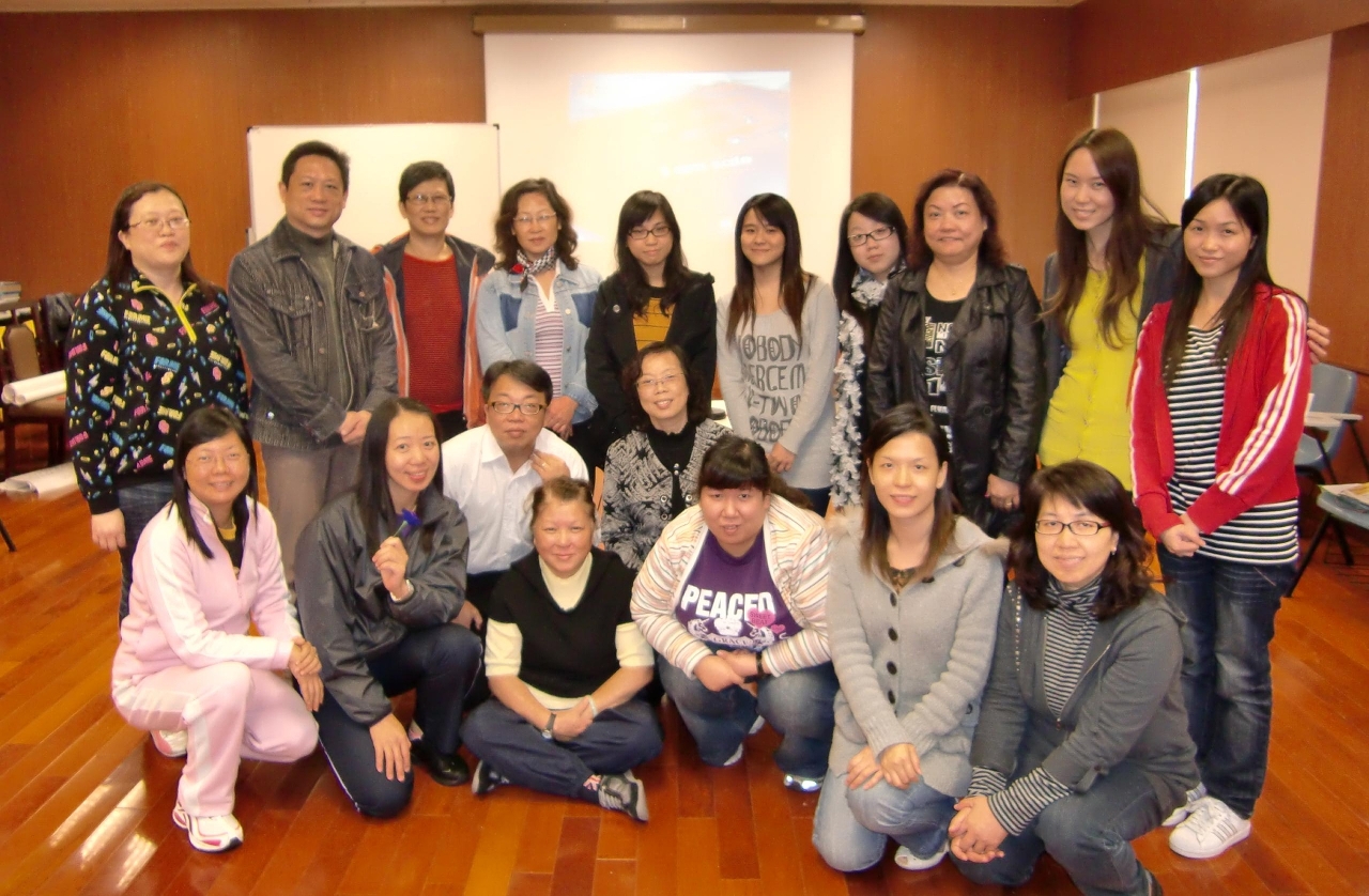Foto dos professores e participantes no Workshop “Cuidar dos doentes com SIDA – O amor pode enriquecer a vida”