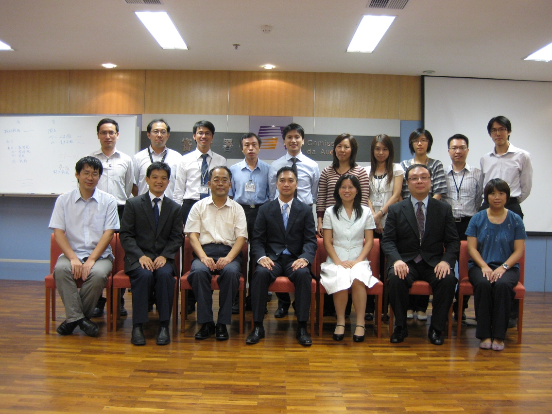 Fotografia conjunta entre o Comissário da Auditoria Ho Veng On, formadores e alunos do curso de formação do “Programa informático de auditoria no local”