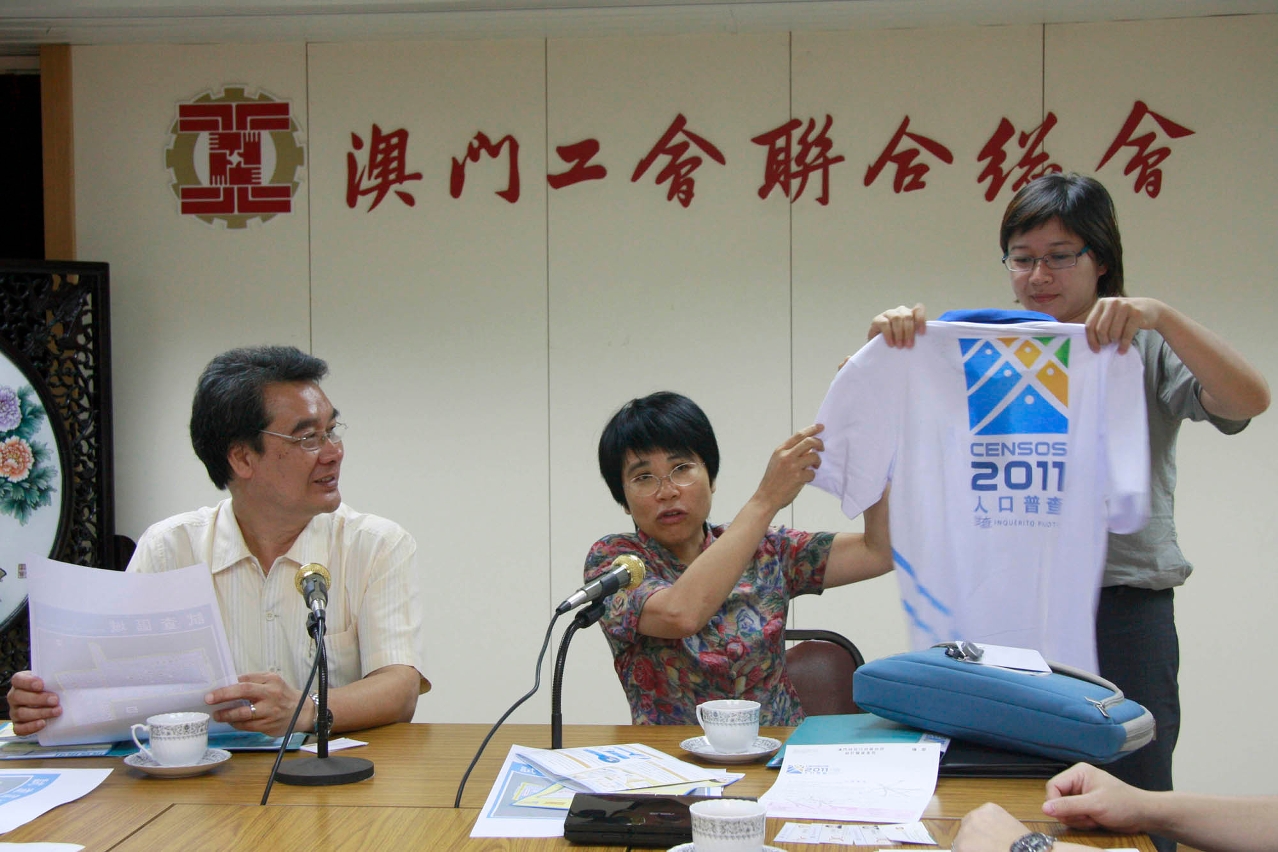 A subdirectora Dra Cheng I Wan manifestou a camisola branca com o logotipo do Inquerito Piloto dos Censos