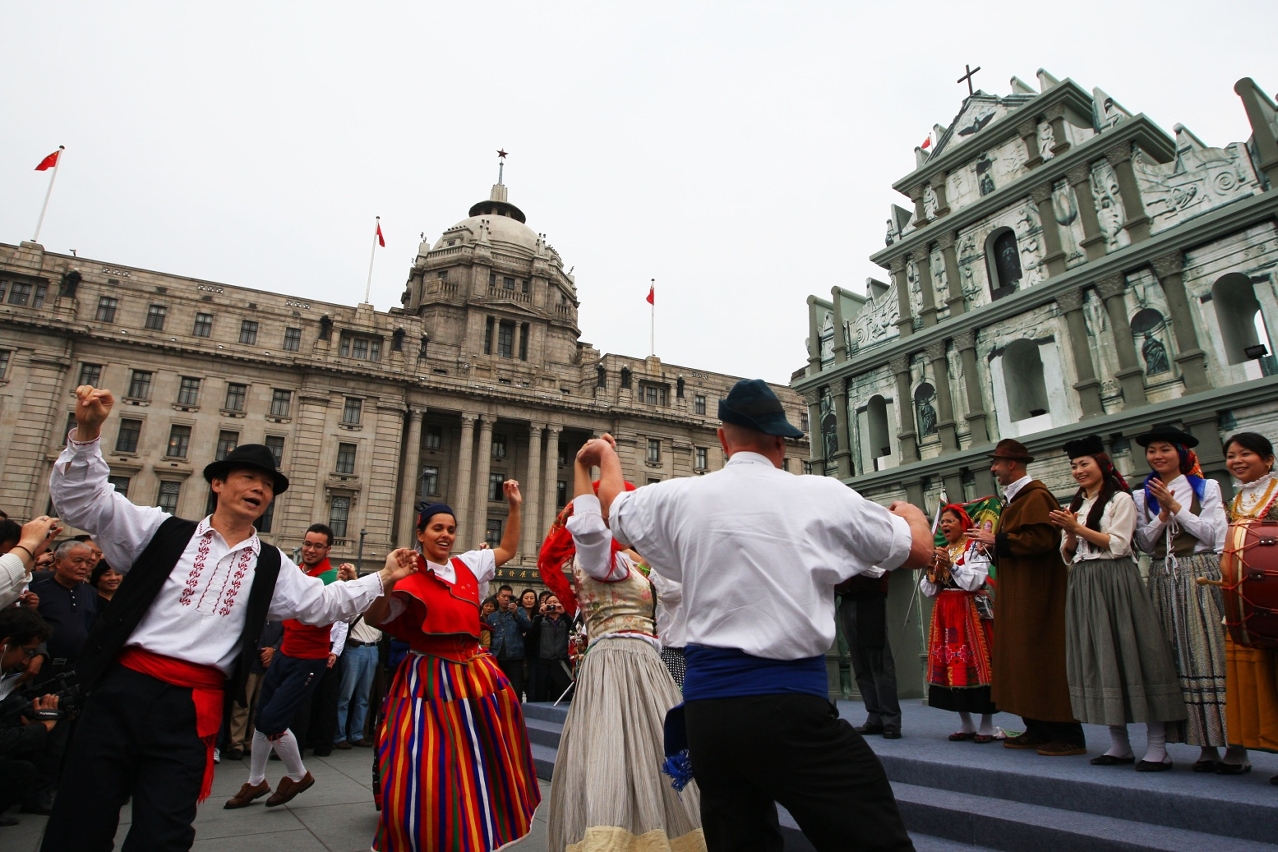 Centro Histórico de Macau e danças folclóricas portuguesas dão a sentir Macau no Bund