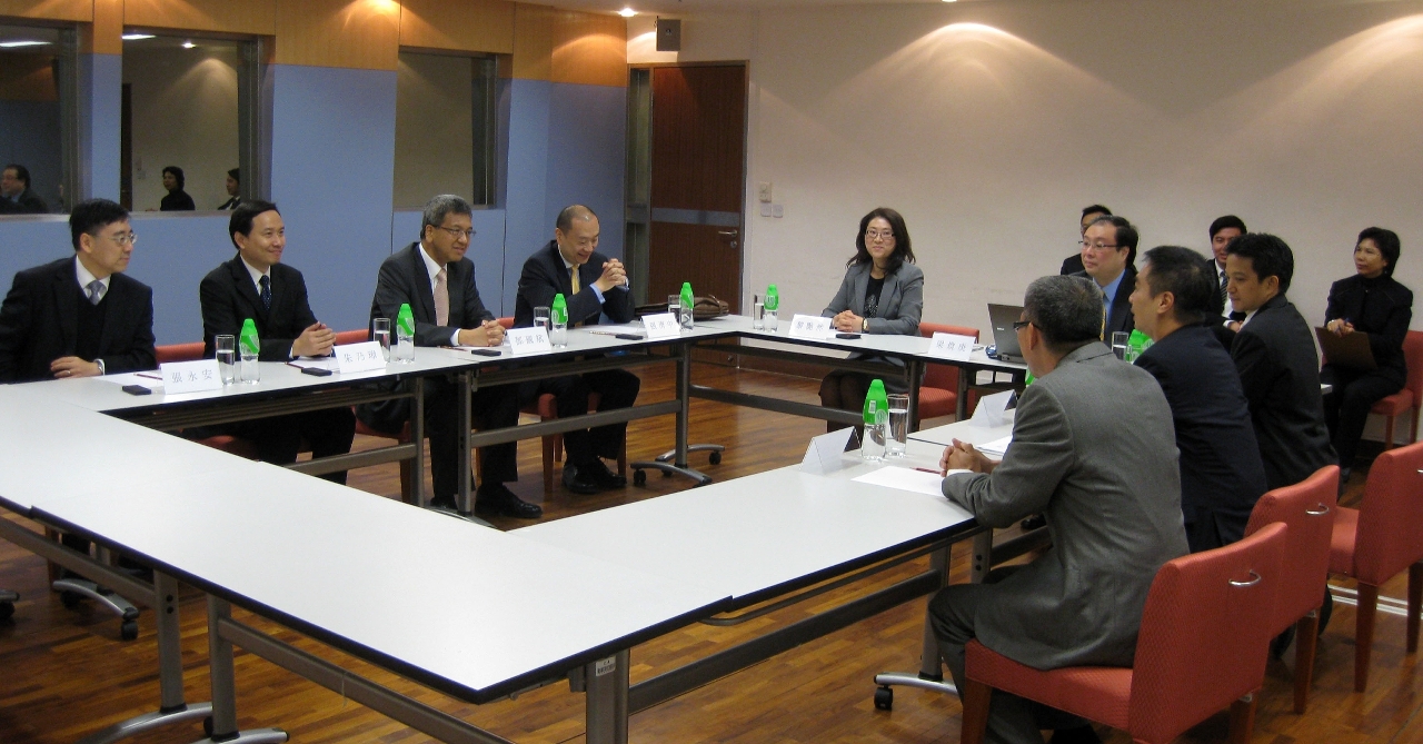 Tang Kwok-bun (terceiro à esquerda) e delegação no encontro com elementos do CA