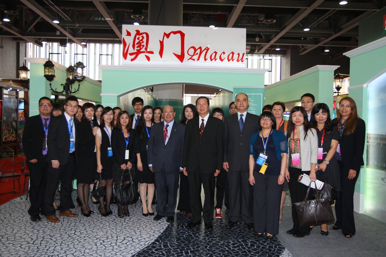 Cheong U com delegação de Macau