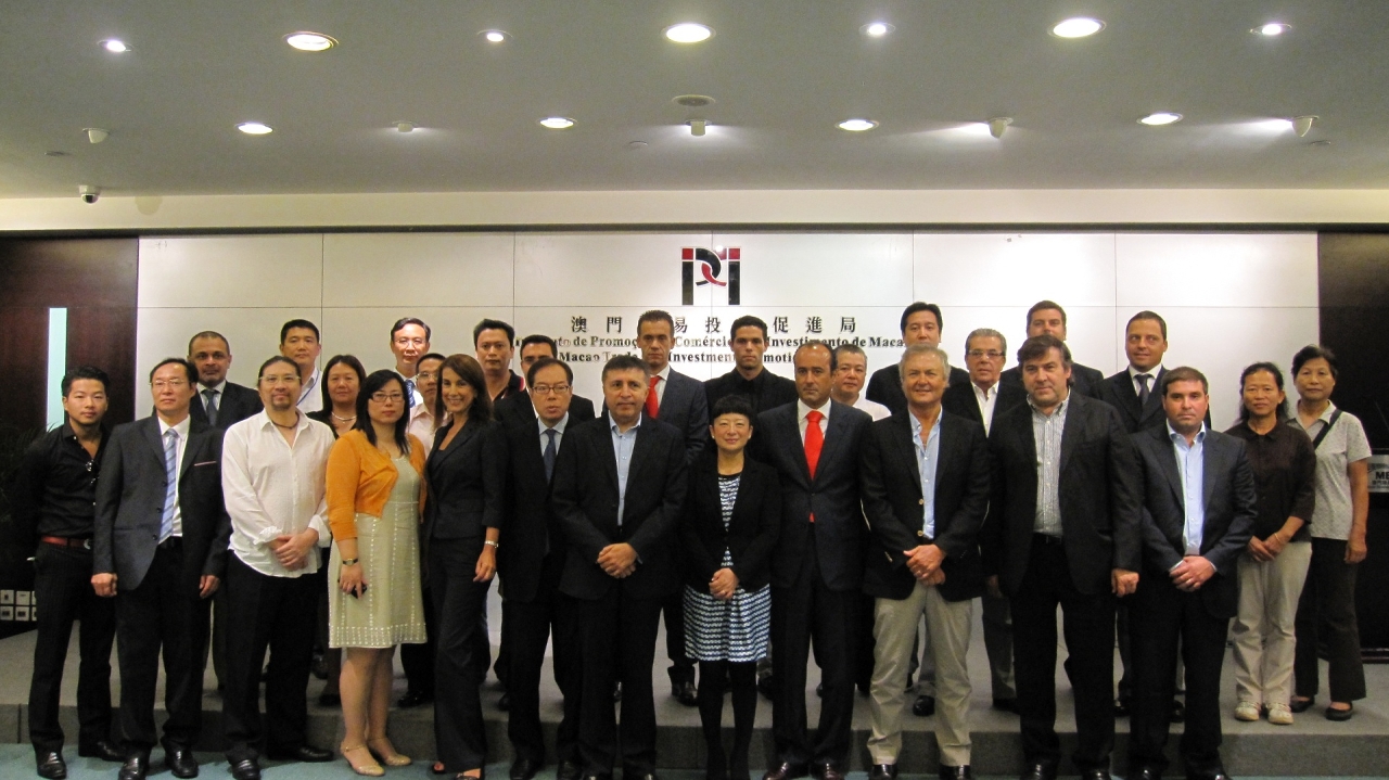 Fotografia do grupo entre a Delegação da Associação Portuguesa dos Industriais de Mármores, Granitos e Ramos Afins e os Empresários de Macau
