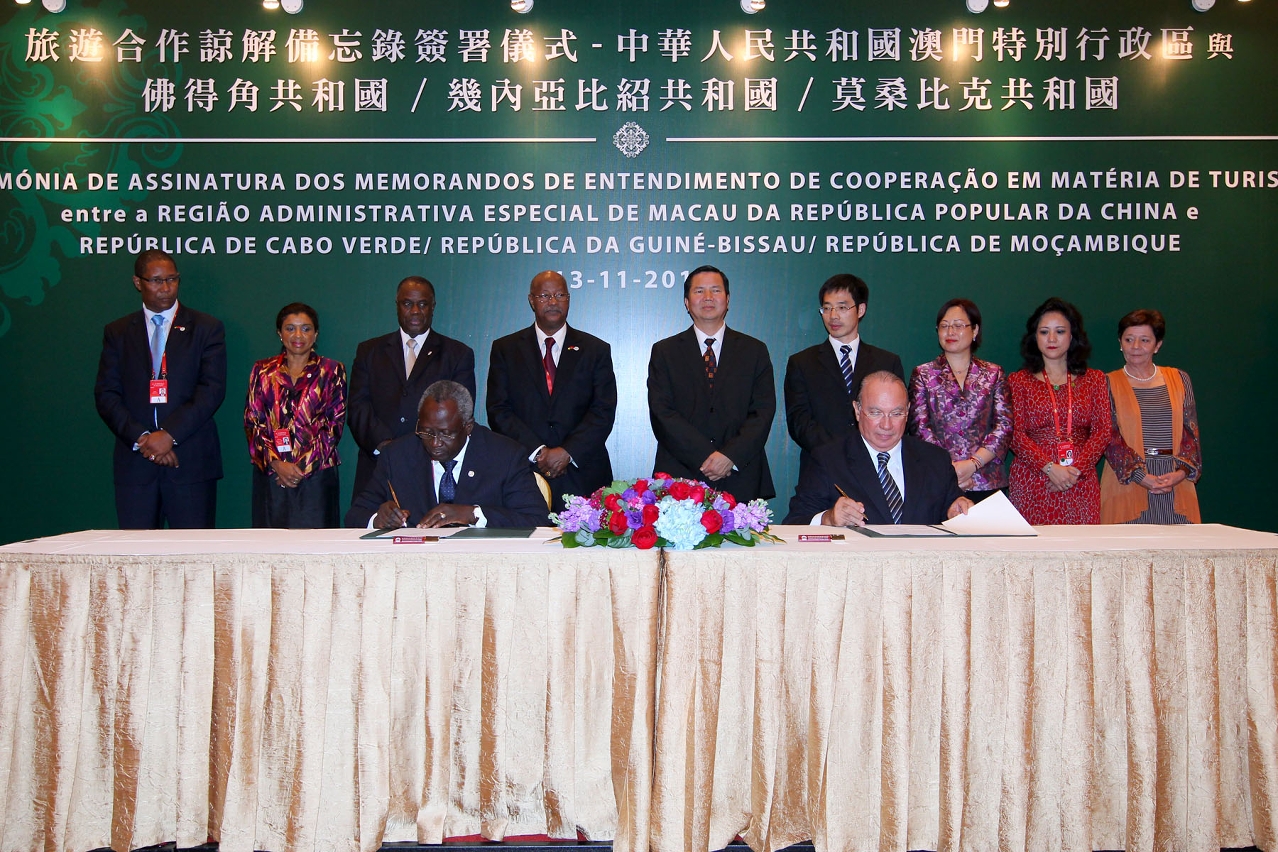 Joao Manuel Costa Antunes e Embaixador da Guine-Bissau na China no momento da assinatura