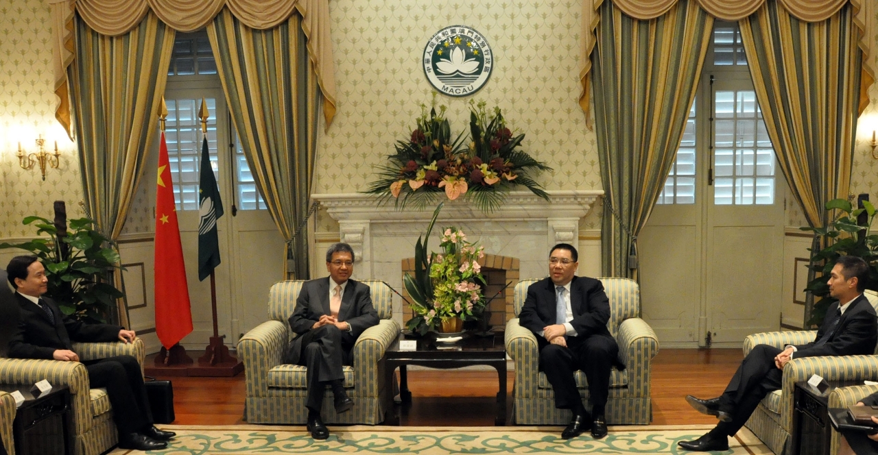 Chefe do Executivo, Chui Sai On (centro direito), recebe em audiência Tang Kwok-bun (centro esquerdo).