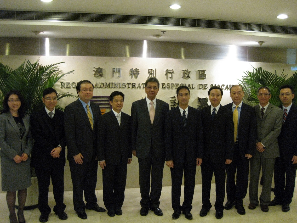 Ho Veng On (centro direito) e Tang Kwok-bun (centro esquerdo) com o pessoal de auditoria dos dois comissariados